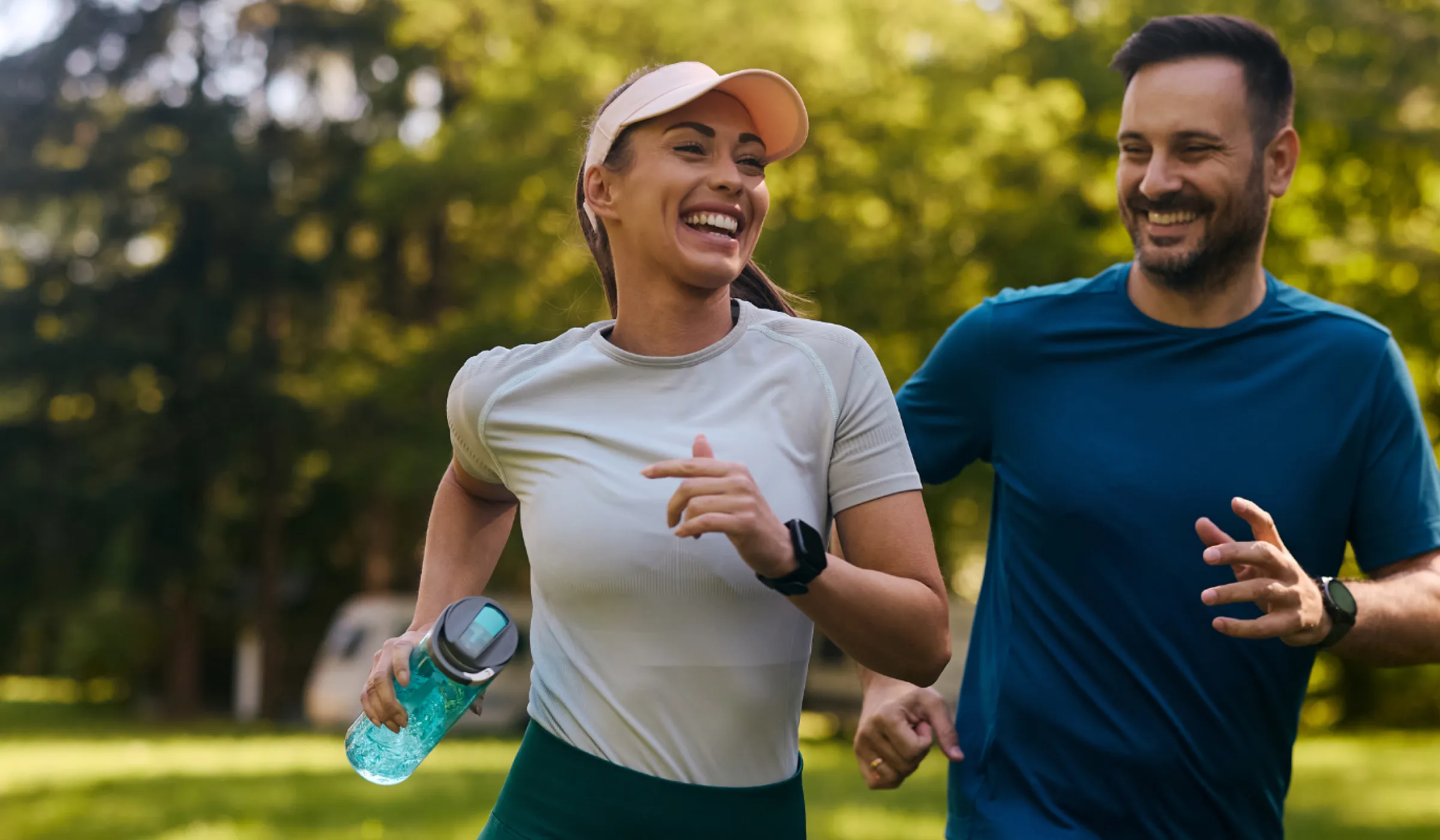 Junges Paar laufen durch den Park 