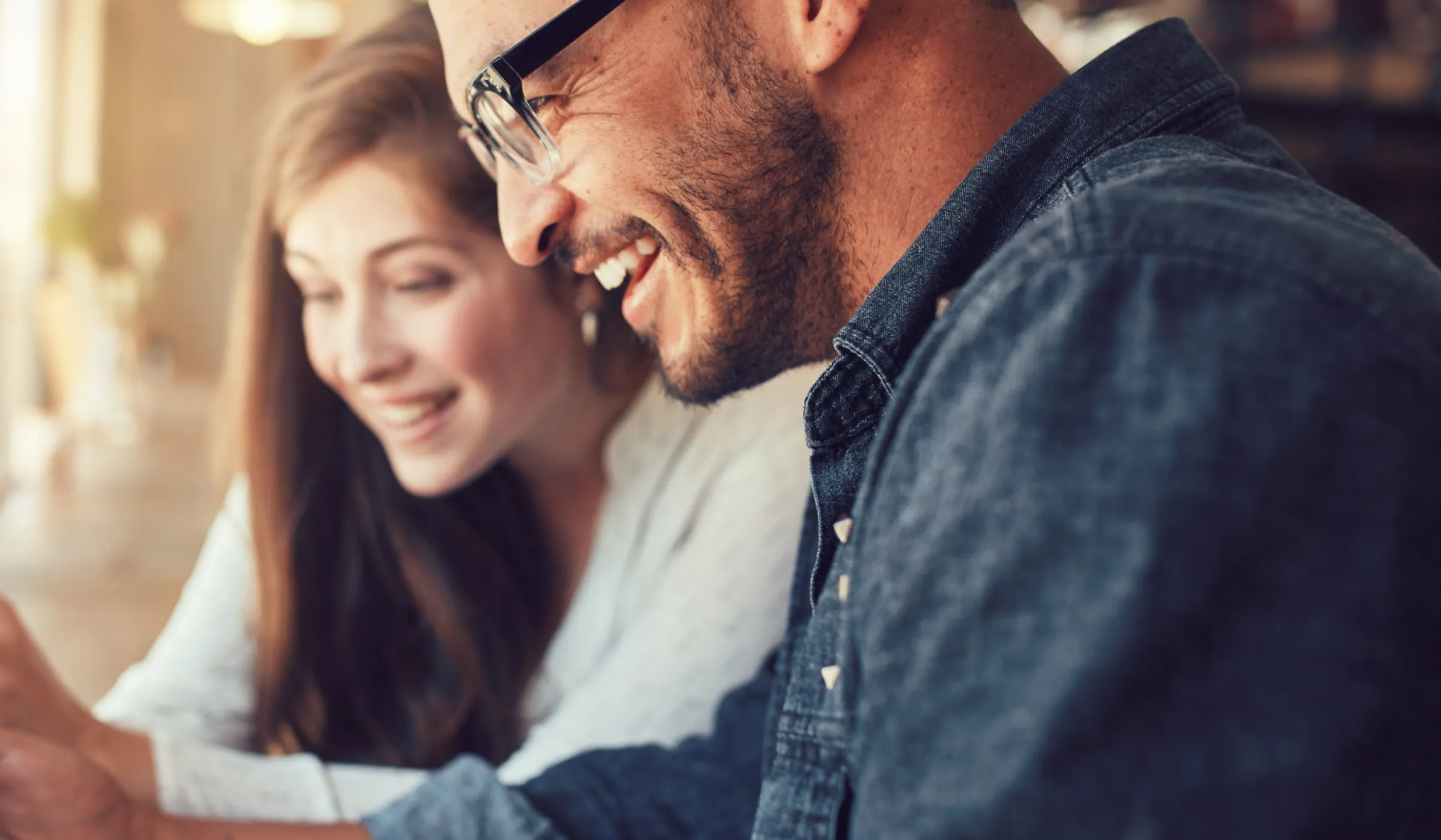 Pärchen gemeinsam vor dem Laptop.