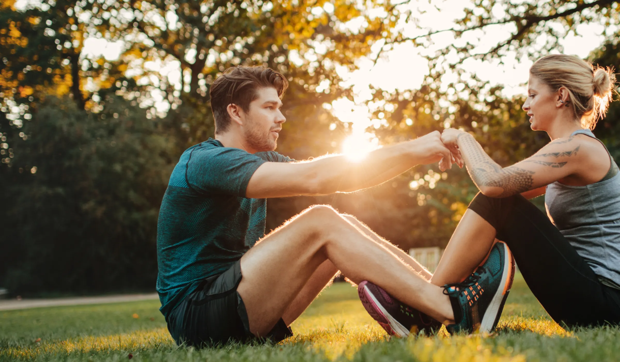 Junges Pärchen beim Sport im Park.