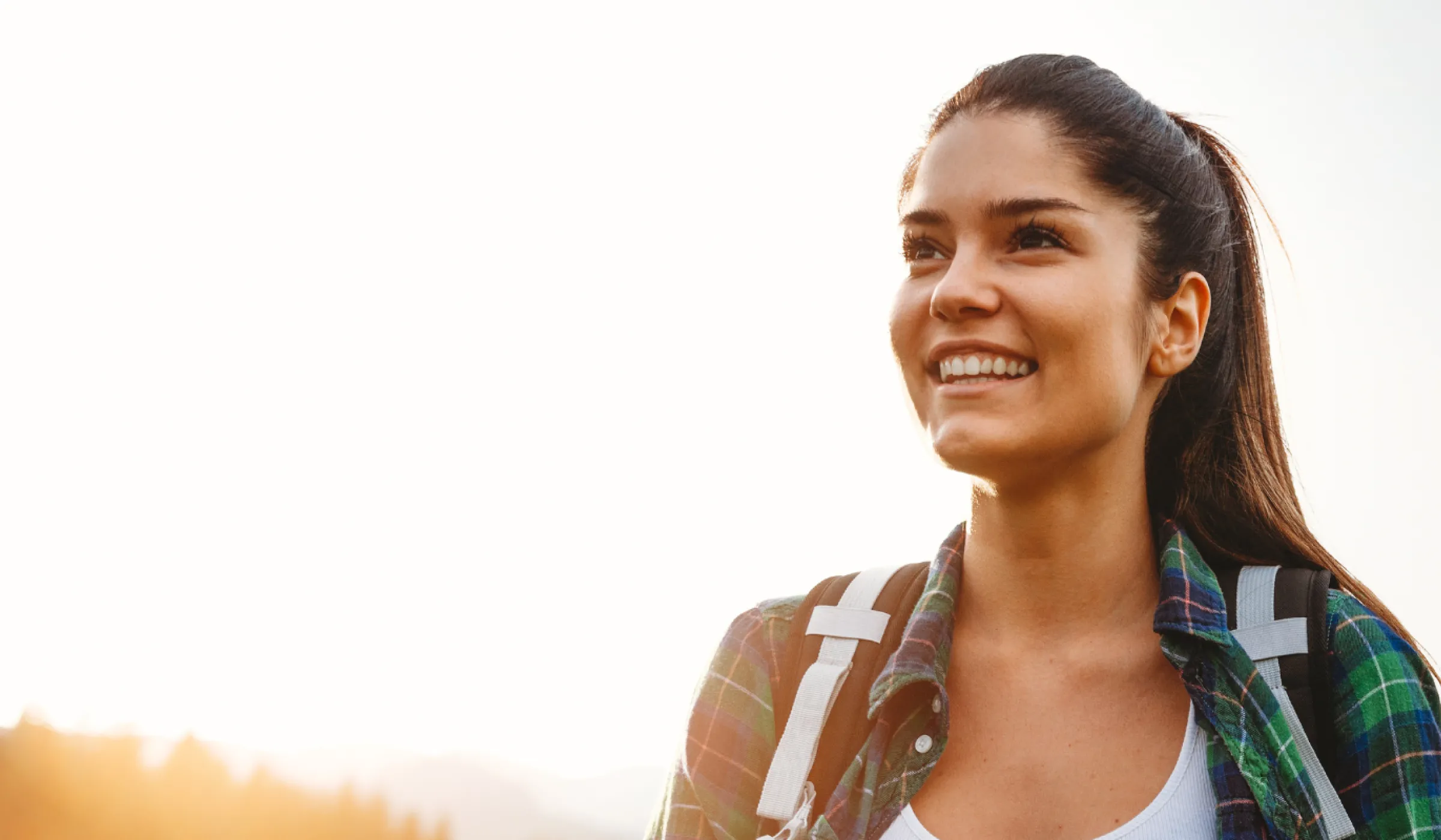 Junge Frau auf einer Reise unterwegs.