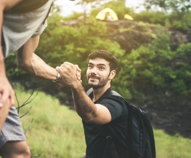 Freunde helfen sich beim Aufstieg